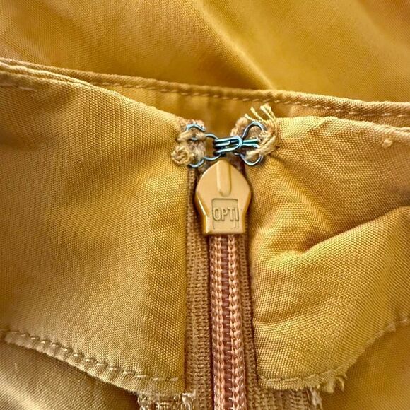 Urban Outfitters Mustard Yellow Pleated High Waist Shorts Size 2 Preowned EUC - Picture 6 of 6